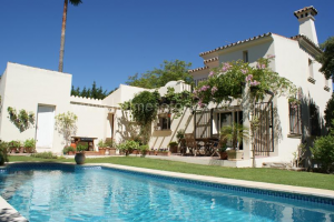 ATTRACTIVE VILLA LOCATED IN A POPULAR AREA IN LOWER SOTOGRANDE ALTO.